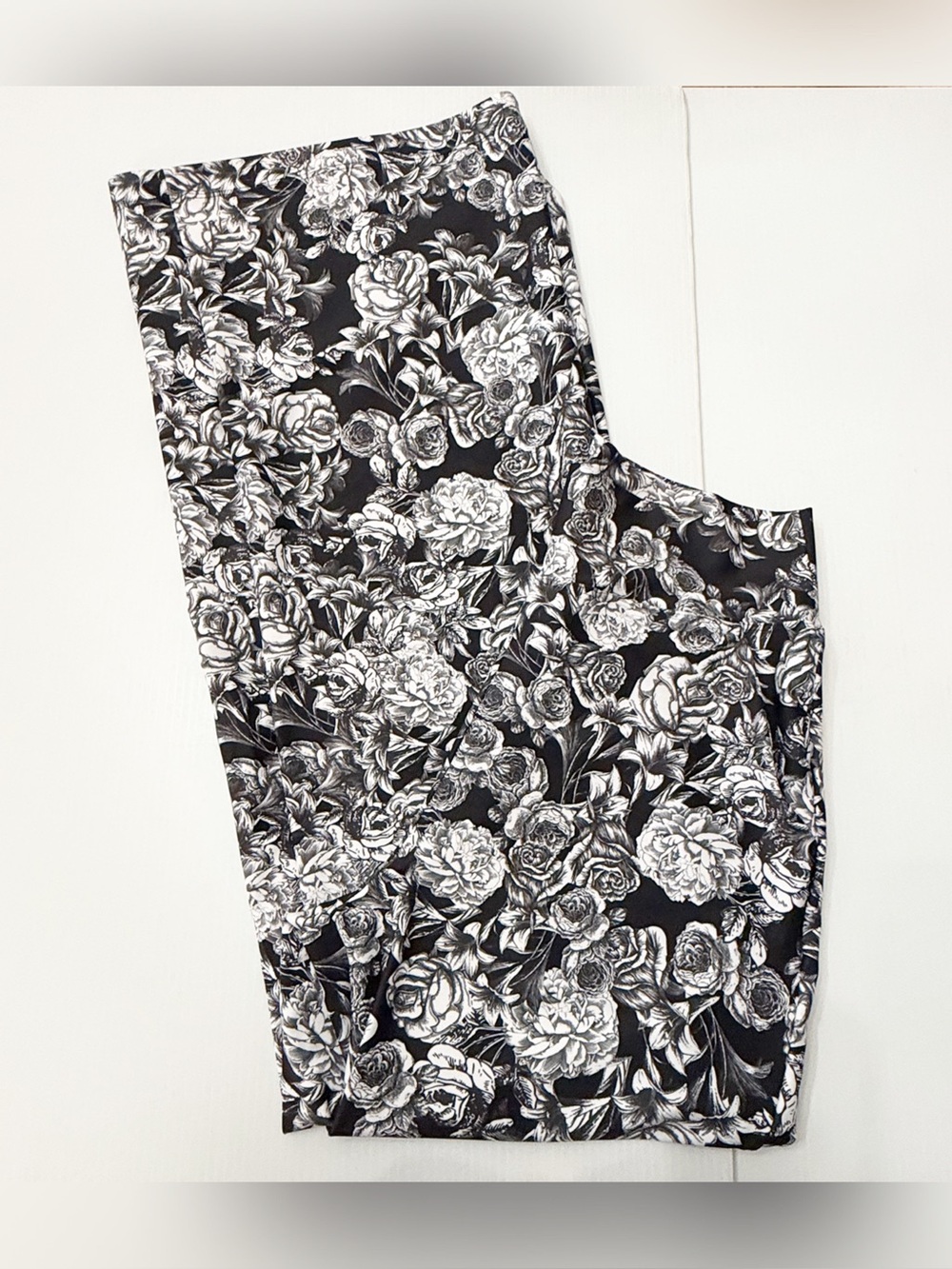 Kira Grace Black Floral High Waisted Wide Leg Pants - M